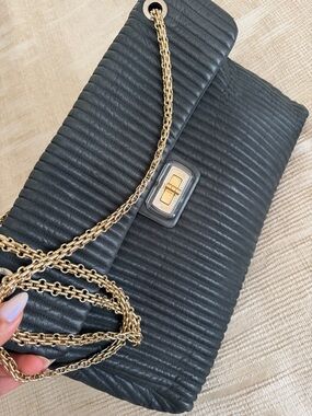 CHANEL Black Quilted Shoulder Bag with Gold Chain and Turn-Lock